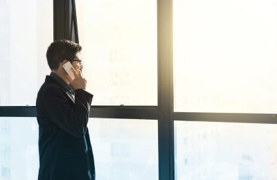 两位职场人士在会议室里核对合同和联系信息的商务洽谈画面